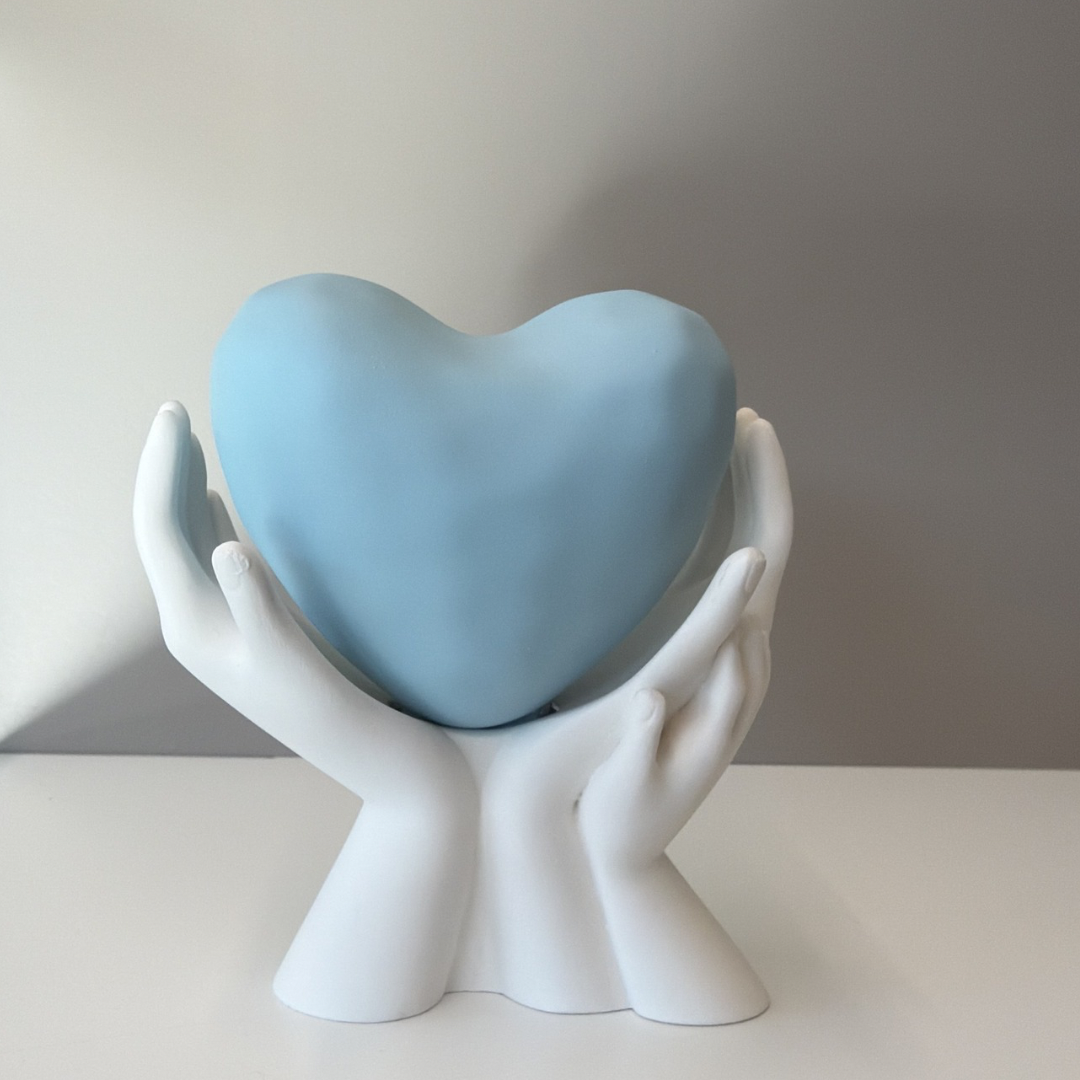 STATUA MANI CUORE AZZURRO