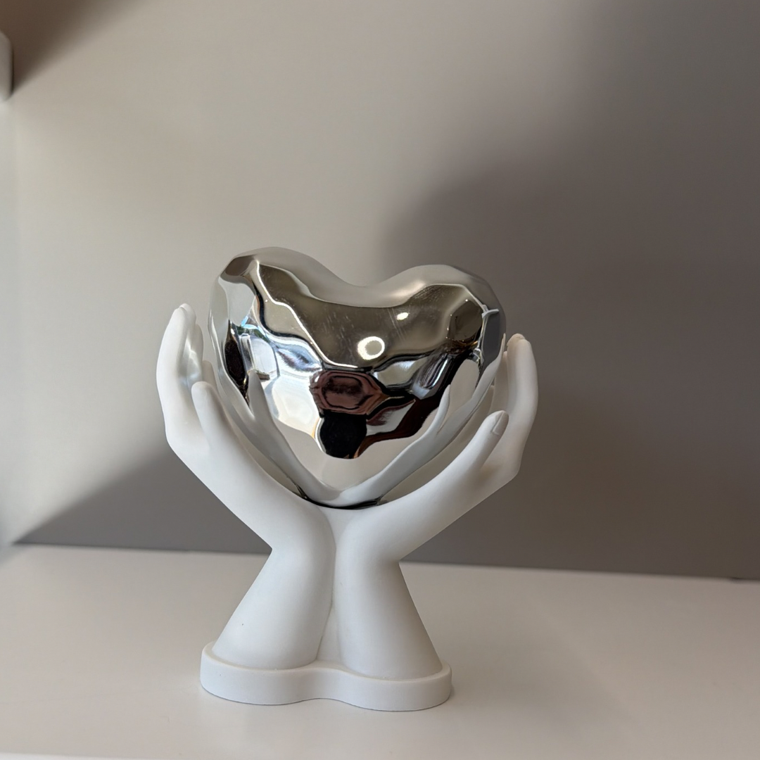 STATUA MANI CUORE ARGENTATO
